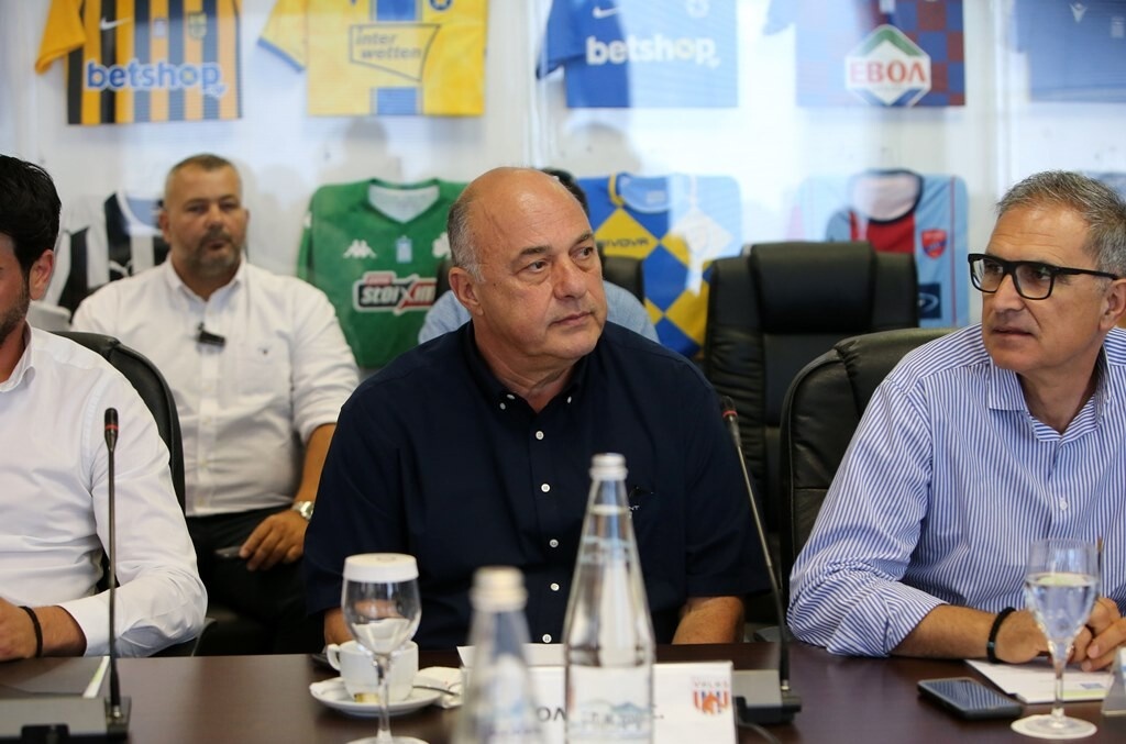 Super League: «Όχι» στην αναδιάρθρωση, απειλεί με αποχή