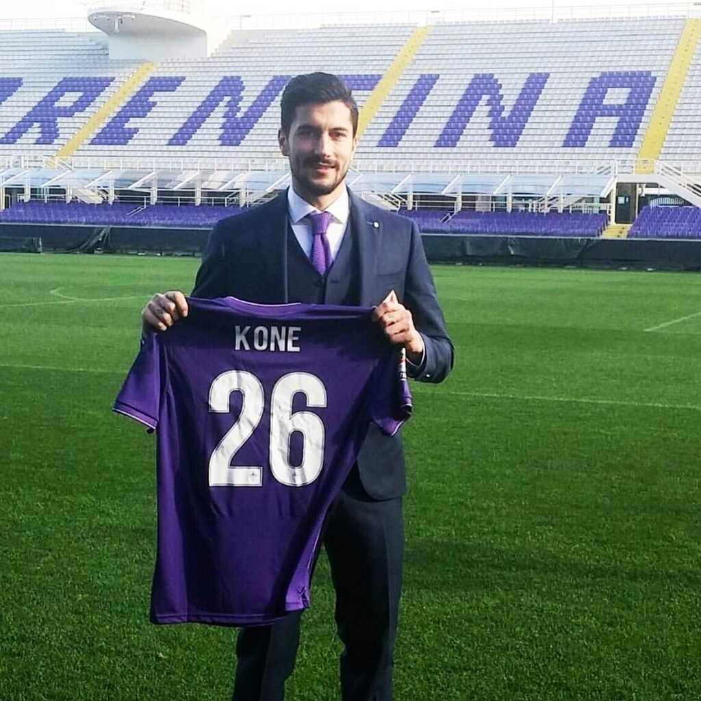 Με τη φανέλα της Φιορεντίνα.