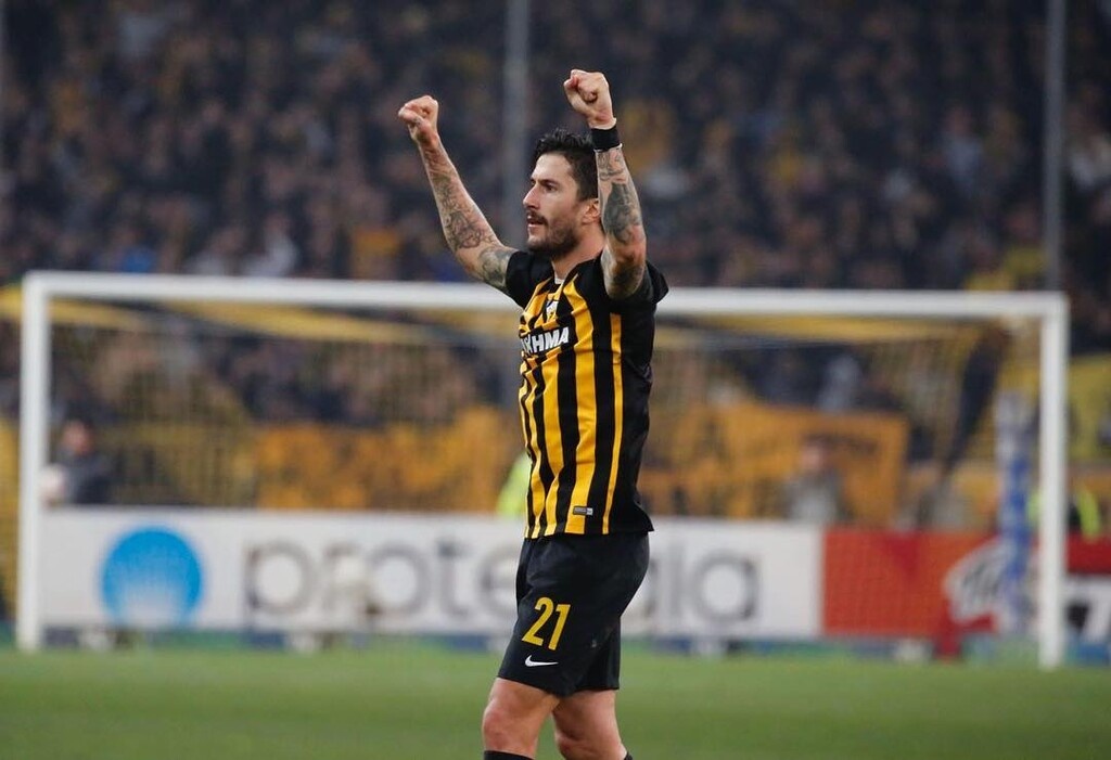 Πρωταθλητής με την ΑΕΚ.