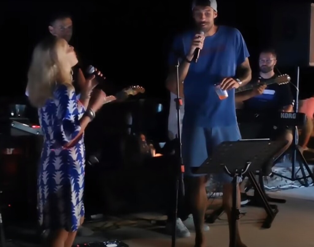 Τρελάθηκε η Μπεκατώρου όταν ο Πρίντεζης έπιασε... μικροφωνο στην Σύρο! (video)