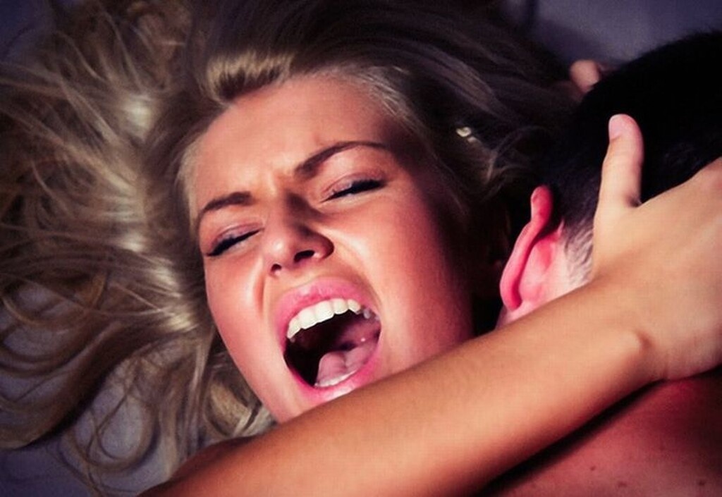 Φαίνεται πως η κυρία μιας πολυκατοικίας ήταν τόσο... θορυβώδης στη διάρκεια της σεξουαλικής της πράξης, που ξεσήκωνε τους πάντες...