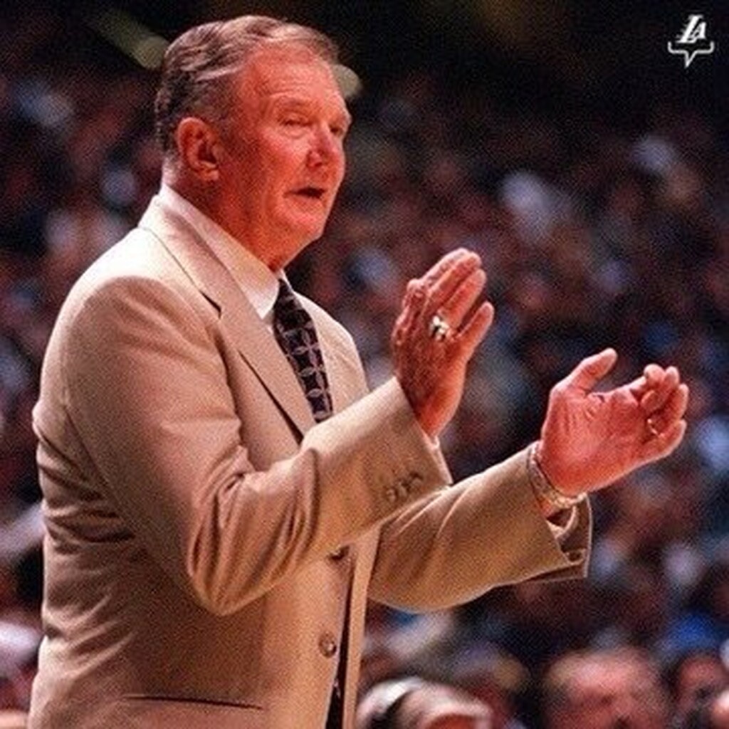 Ο άνθρωπος που επί 46 χρόνια «υπηρετεί» τους Λος Άντζελες Λέικερς (video+photos)