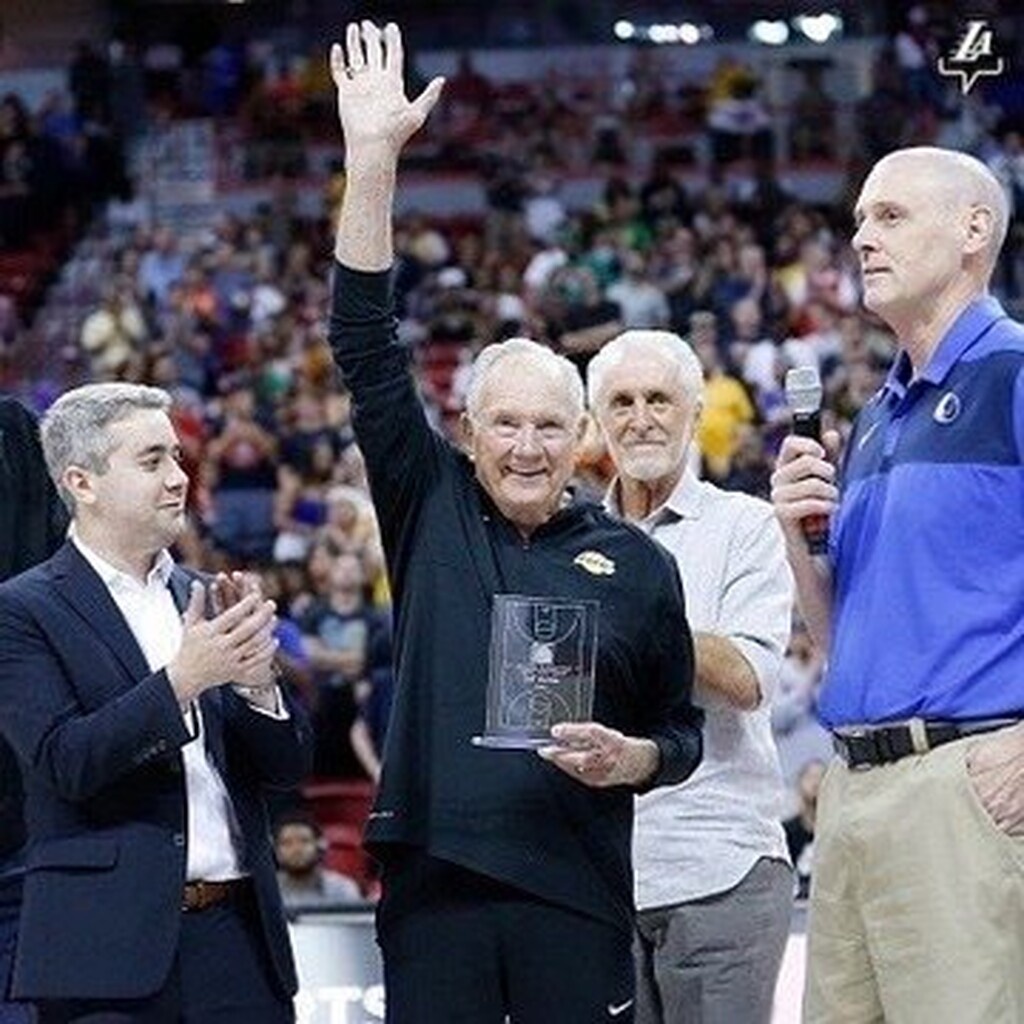 Ο άνθρωπος που επί 46 χρόνια «υπηρετεί» τους Λος Άντζελες Λέικερς (video+photos)