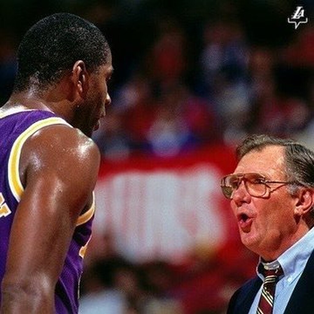 Ο άνθρωπος που επί 46 χρόνια «υπηρετεί» τους Λος Άντζελες Λέικερς (video+photos)