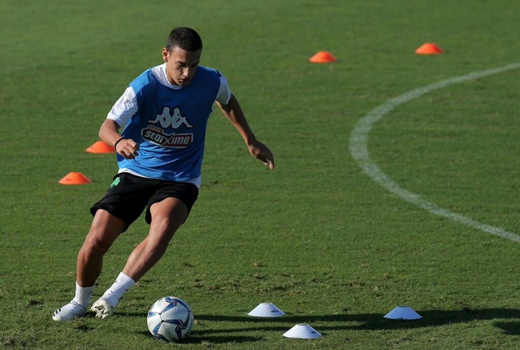 Πάντως το γεγονός πως ο νεαρός επιθετικός των «πράσινων» είναι μια χαρά, φάνηκε κι απ’ τη διάθεσή του για χιούμορ μετά την προπόνηση.