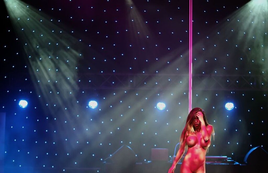 Τα κοινώς λεγόμενα «στριπιτζάδικα», ανήκουν κι αυτά στην κατηγορία των καταστημάτων που συνήθως λειτουργούσαν τις μεταμεσονύκτιες ώρες και προφανώς επηρεάζονται άμεσα από τα νέα μέτρα.