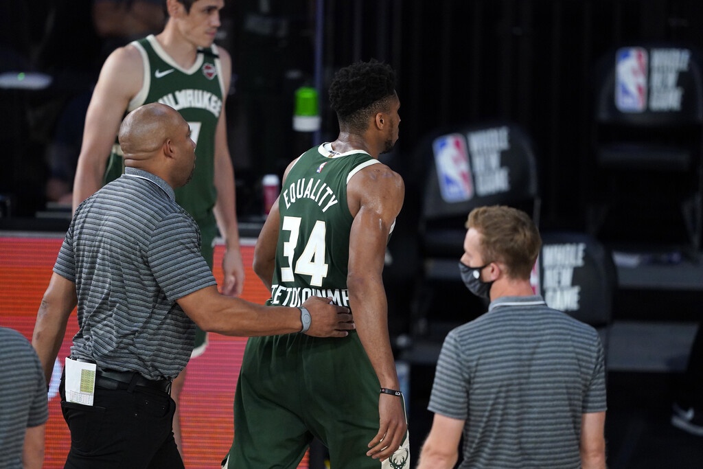 NBA: Κουτουλιά και αποβολή για τον Αντετοκούνμπο, κινδυνεύει με «καμπάνα» (videos+photos)