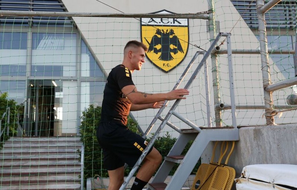 Το ζήτημα που προέκυψε στην ΑΕΚ, έχει να κάνει με τον Νταμιάν Σιμάνσκι που επίσης είναι εκτός αποστολής.