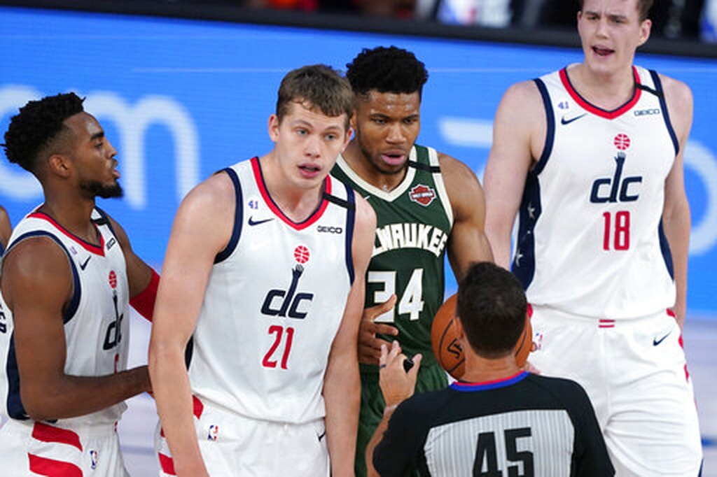 NBA: Κουτουλιά και αποβολή για τον Αντετοκούνμπο, κινδυνεύει με «καμπάνα» (videos+photos)