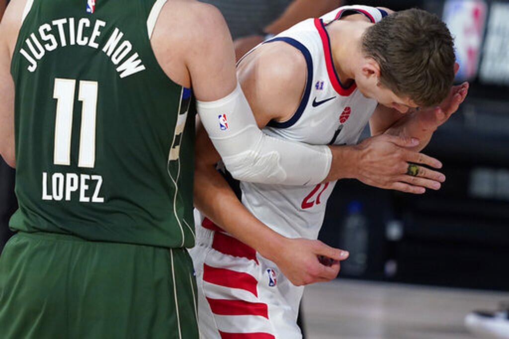 NBA: Κουτουλιά και αποβολή για τον Αντετοκούνμπο, κινδυνεύει με «καμπάνα» (videos+photos)