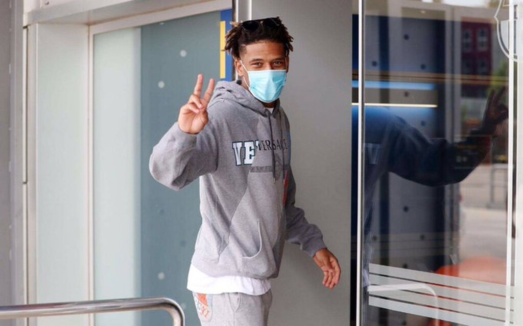 Πρόκειται για τον Ζαν-Κλερ Τοντιμπό, με τον 20χρονο ποδοσφαιριστή να έχει επιστρέψει στη Βαρκελώνη μετά τον δανεισμό του στη Σάλκε.