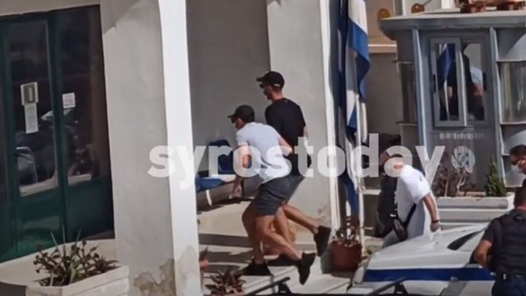 Μαγκουάιρ: Η στιγμή της μεταγωγής του στον Εισαγγελέα της Σύρου (video)