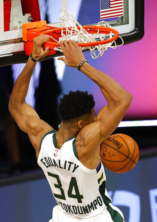 NBA: «Φωτιά» ο Αντετοκούνμπο και 2-1 οι Μπακς (video+photos)