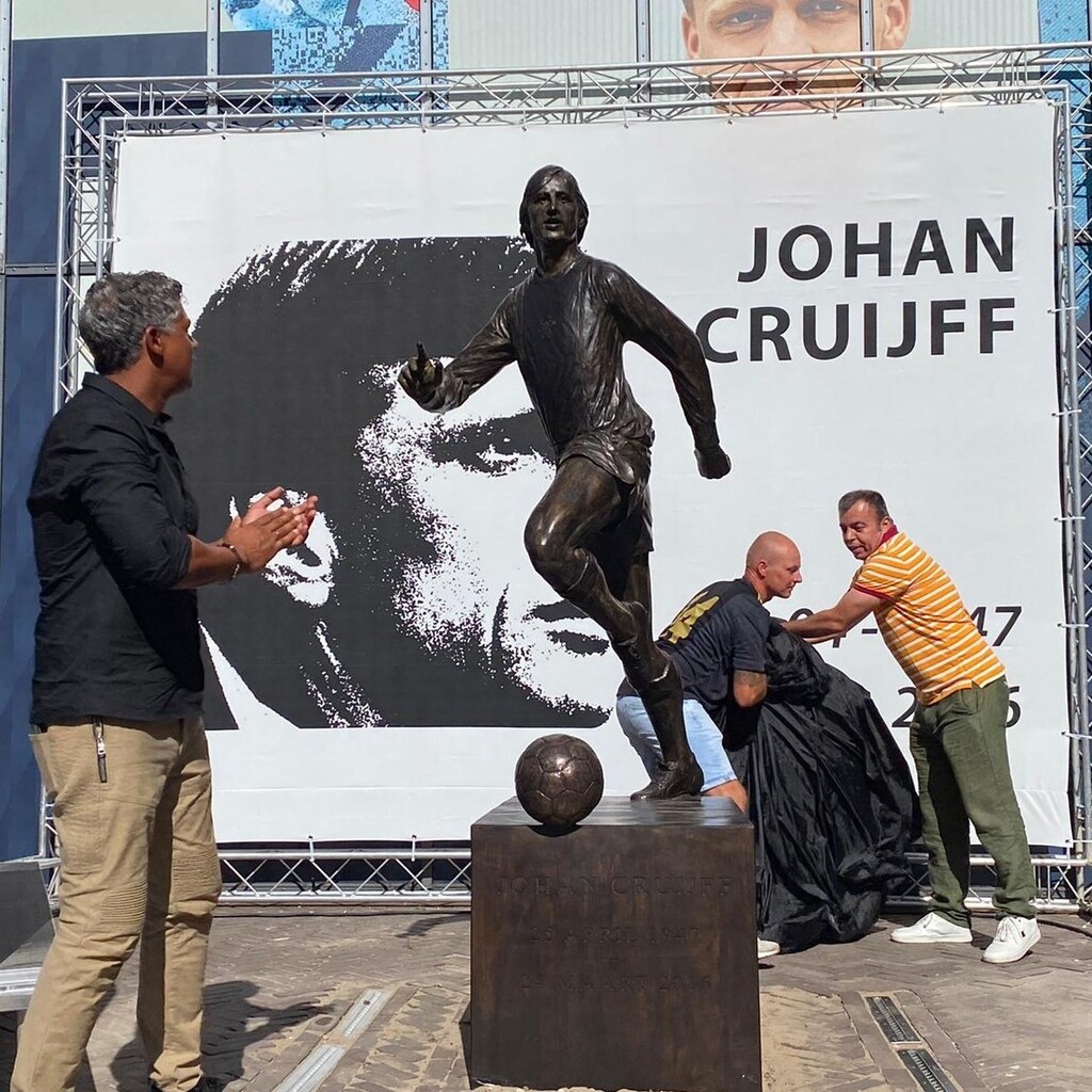 Άγιαξ: Παρουσιάστηκε το άγαλμα του Κροίφ (photos)