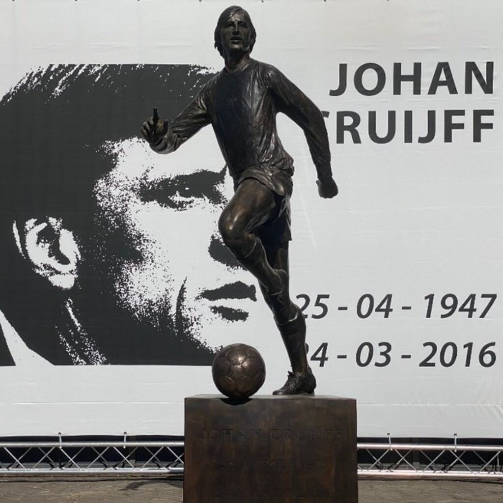 Άγιαξ: Παρουσιάστηκε το άγαλμα του Κροίφ (photos)