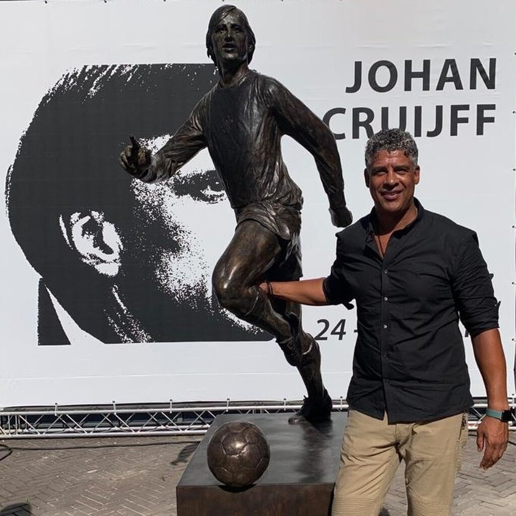 Άγιαξ: Παρουσιάστηκε το άγαλμα του Κροίφ (photos)