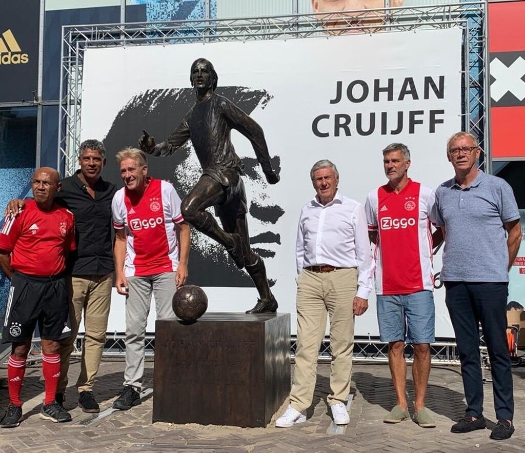 Άγιαξ: Παρουσιάστηκε το άγαλμα του Κροίφ (photos)
