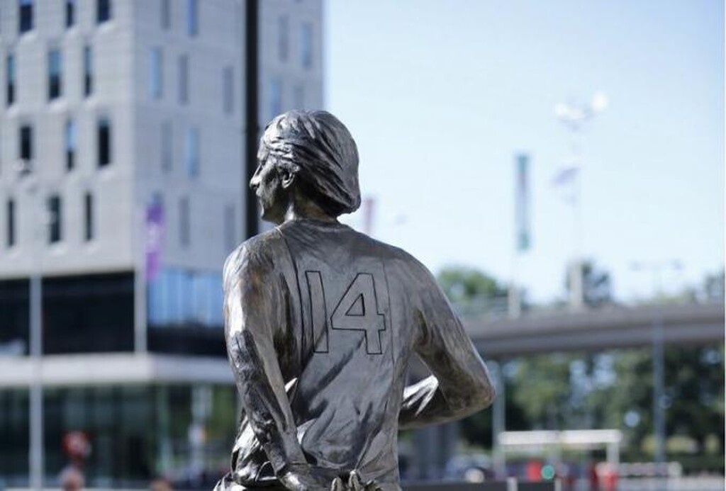 Άγιαξ: Παρουσιάστηκε το άγαλμα του Κροίφ (photos)