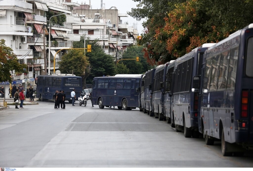 ΠΑΟΚ-Μπεσίκτας: Γεμάτη... κλούβες η «άδεια» Τούμπα, η άφιξη των αποστολών (photos)