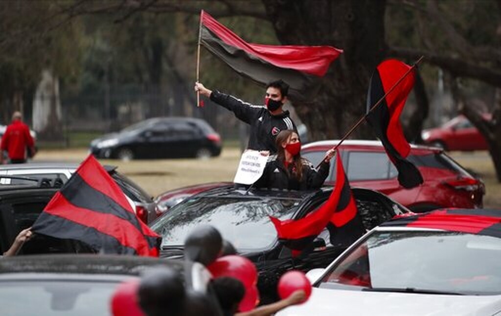 Πανικός στην Αργεντινή: Οπαδοί της Νιούελς βγήκαν στους δρόμους για τον Μέσι (videos+photos)