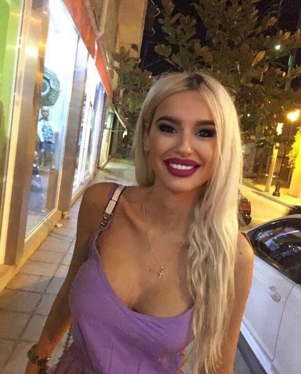Big Brother: Η ξανθιά αγρότισσα που θα σε αφήσει με το στόμα ανοικτό (photos+video)