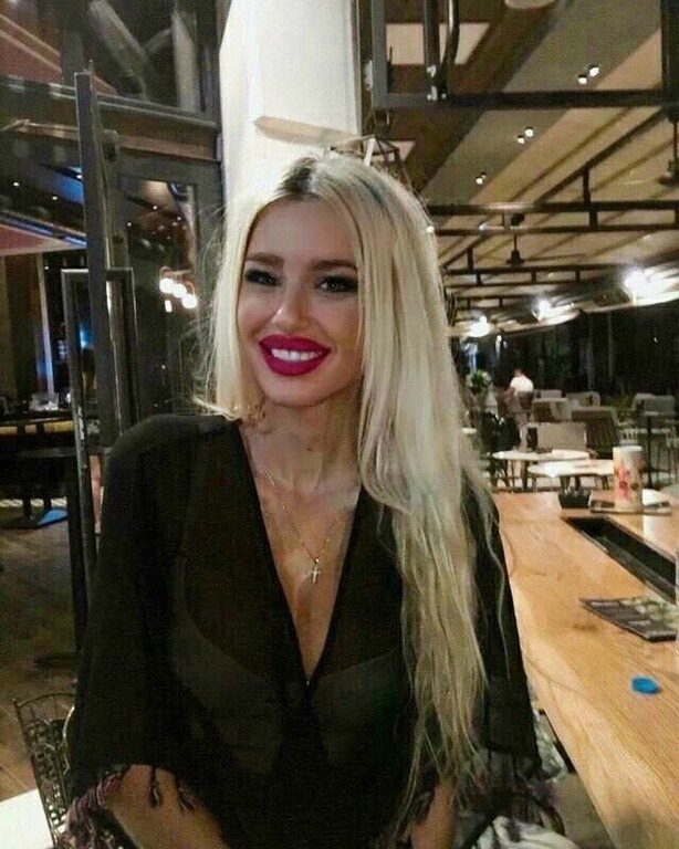 Big Brother: Η ξανθιά αγρότισσα που θα σε αφήσει με το στόμα ανοικτό (photos+video)