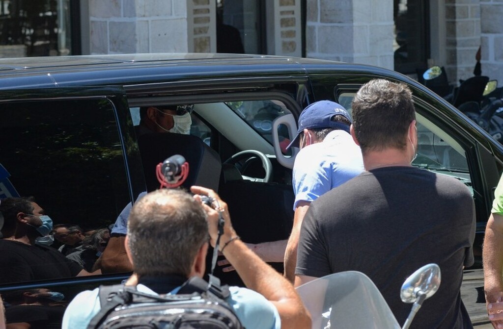 Εσύ έκανες malaka τον κάθε Μαγκουάιρ!