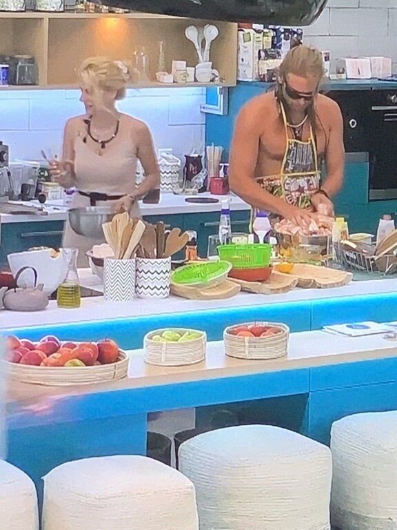 Big Brother όπως… Masterchef: Μαγειρική-έπος μόνο με ποδιά! (photos)