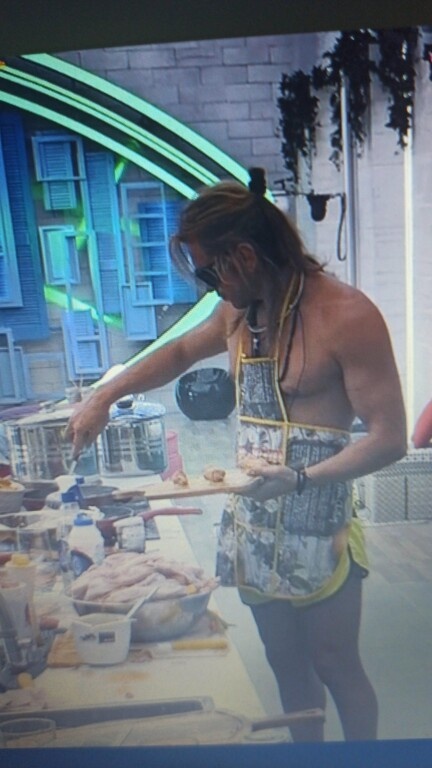 Big Brother όπως… Masterchef: Μαγειρική-έπος μόνο με ποδιά! (photos)