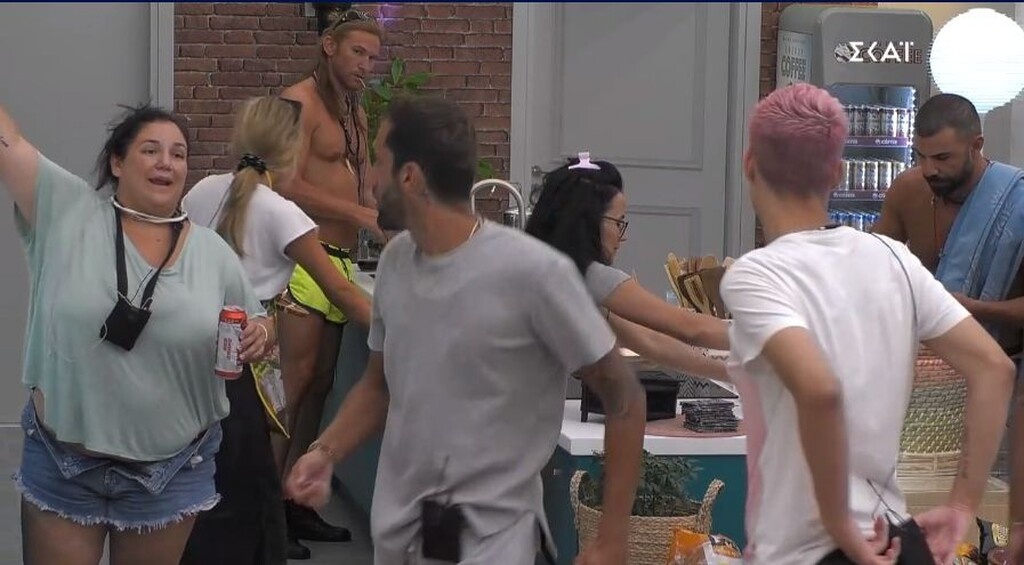 Μάλιστα είδαμε τους παίκτες να αλλάζουν μπαταρίες στα μικρόφωνά τους και πιθανόν αυτός να ήταν και ο λόγος που η παραγωγή σταμάτησε το Live Streaming…