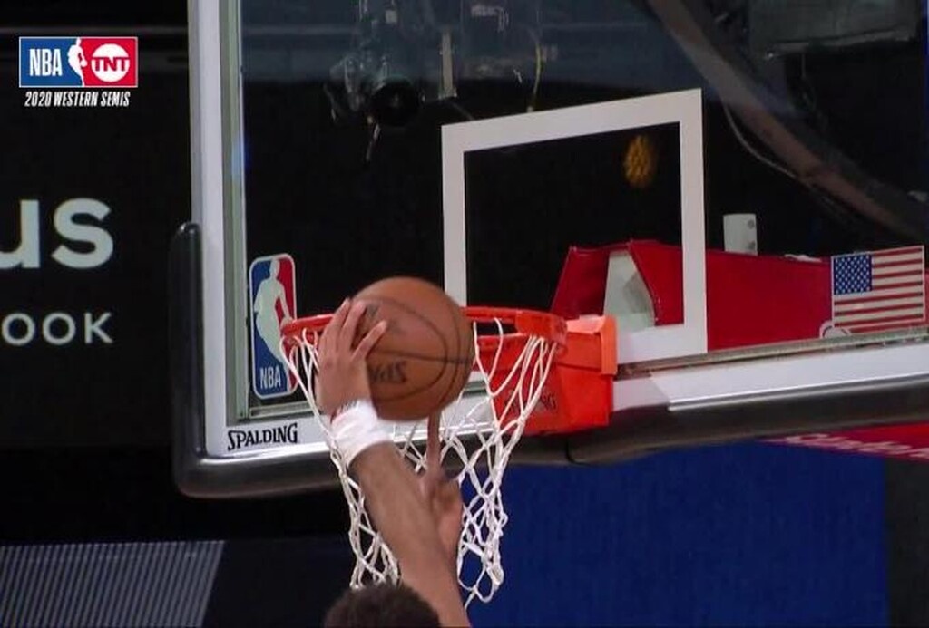 NBA: Η τάπα του Λέοναρντ με... το μεσαίο δάχτυλο (video+photos)