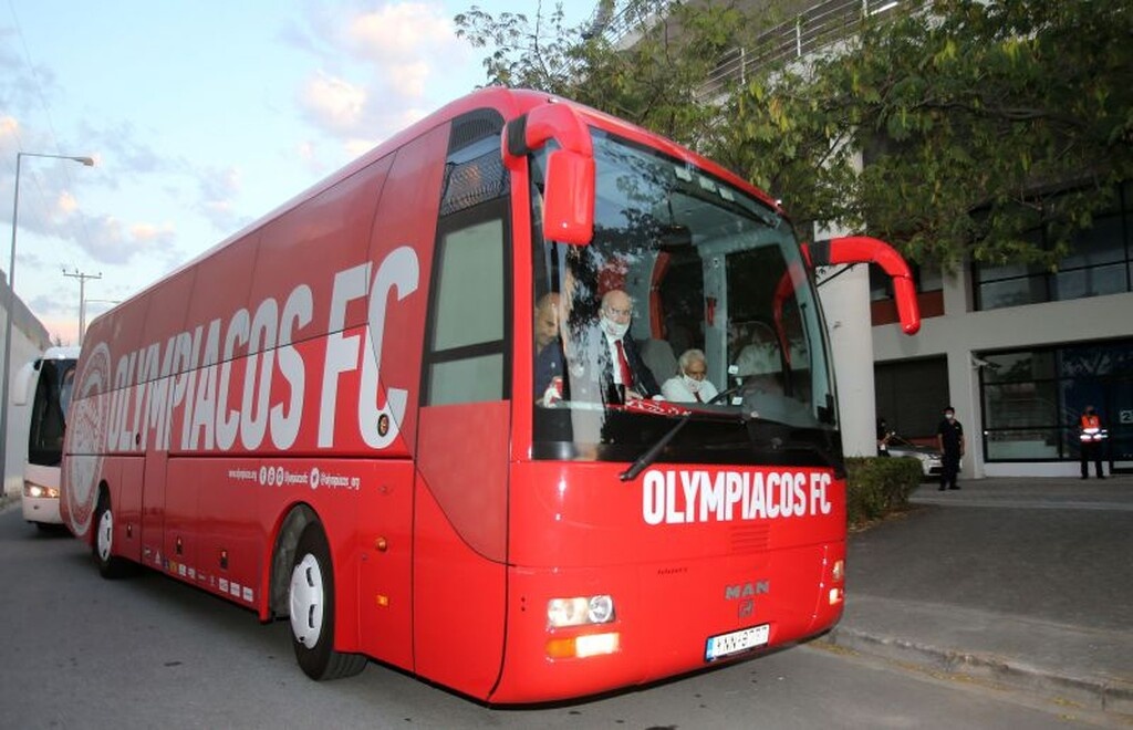 ΑΕΚ – Ολυμπιακός: Η «ερυθρόλευκη» άφιξη (video+photos)