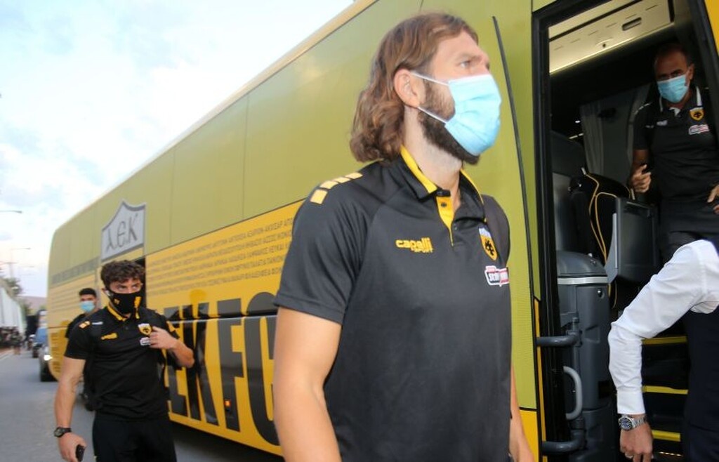 ΑΕΚ – Ολυμπιακός: Η «κιτρινόμαυρη» άφιξη (video+photos)