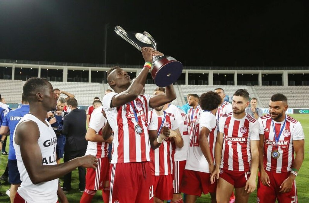 ΑΕΚ – Ολυμπιακός: Οι «ερυθρόλευκοι» πανηγυρισμοί για το Κύπελλο (video+photos)