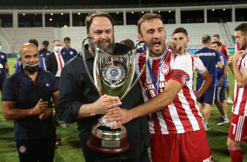 ΑΕΚ – Ολυμπιακός: Οι «ερυθρόλευκοι» πανηγυρισμοί για το Κύπελλο (video+photos)