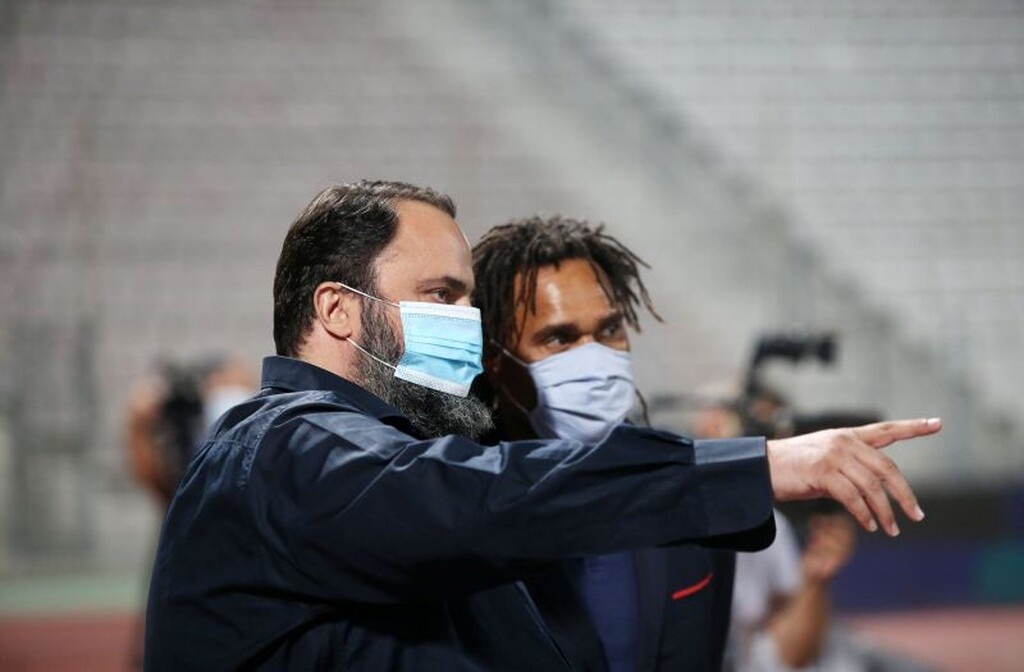 ΑΕΚ – Ολυμπιακός: Εμψύχωσε τους παίκτες ο Μαρινάκης (photos)