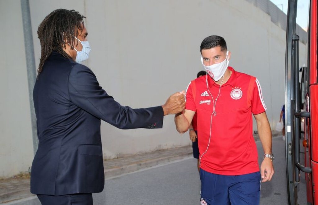 ΑΕΚ – Ολυμπιακός: Η «ερυθρόλευκη» άφιξη (video+photos)