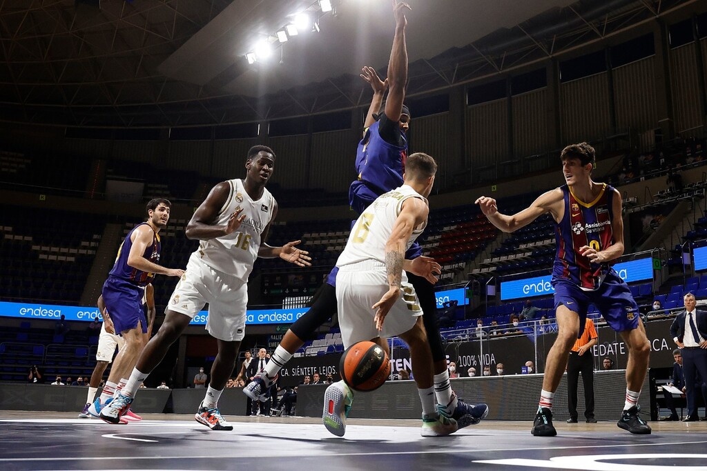 Ρεάλ Μαδρίτης-Μπαρτσελόνα 72-67: Με Καμπάτο «οδηγό» πήρε τον πρώτο τίτλο της χρονιας (videos+photos)