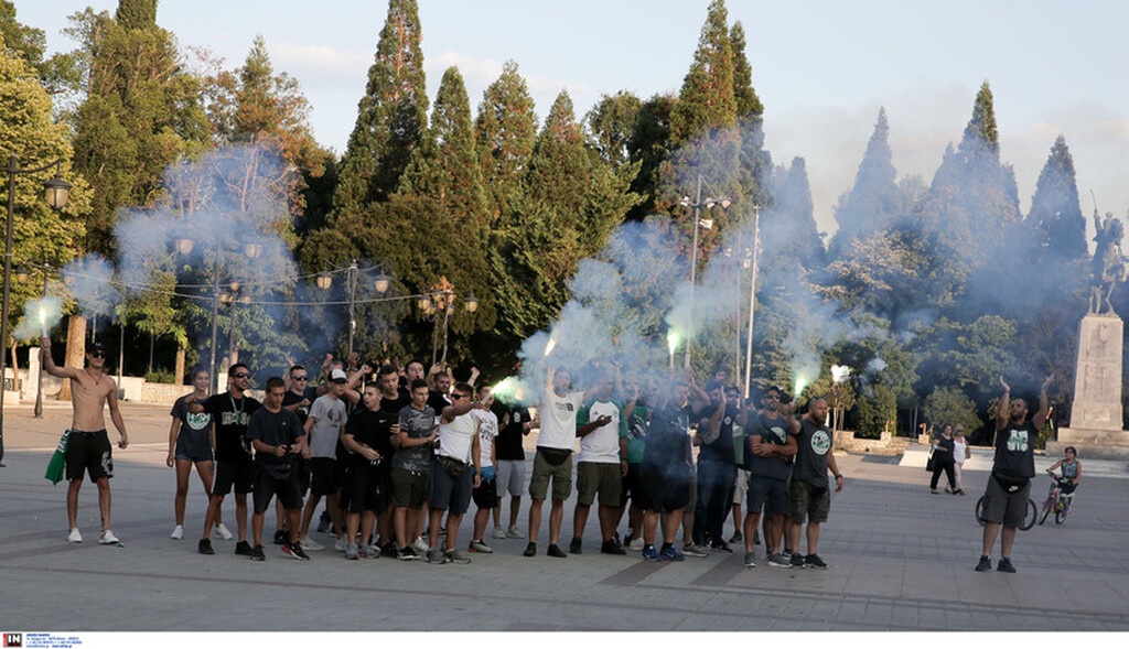 Παναθηναϊκός: Ντόπες των οπαδών με καπνογόνα στην Τρίπολη (photos)