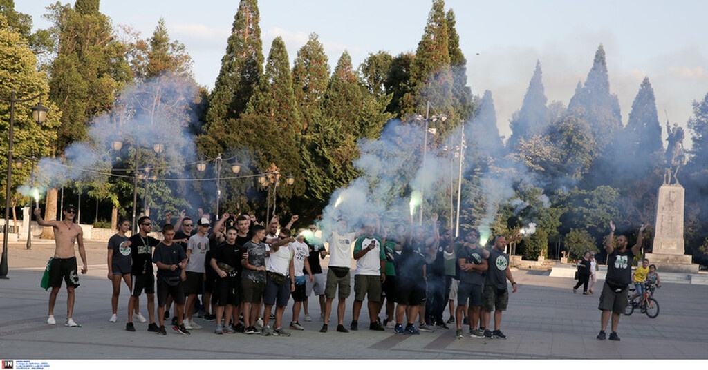 Παναθηναϊκός: Ντόπες των οπαδών με καπνογόνα στην Τρίπολη (photos)