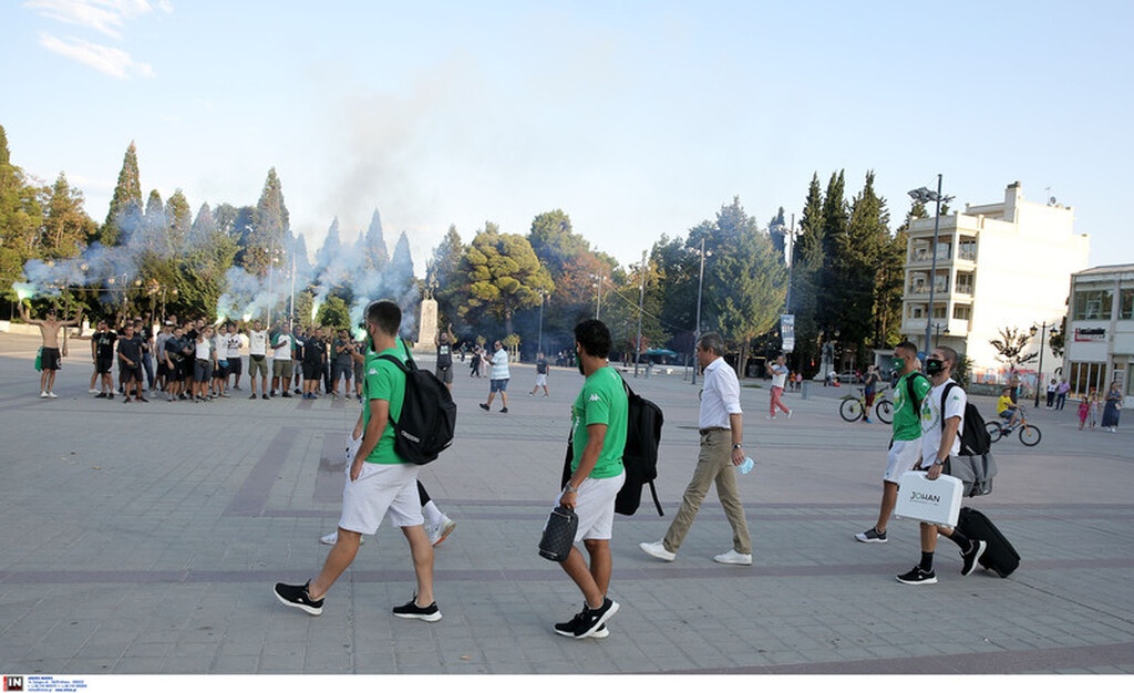 Παναθηναϊκός: Ντόπες των οπαδών με καπνογόνα στην Τρίπολη (photos)