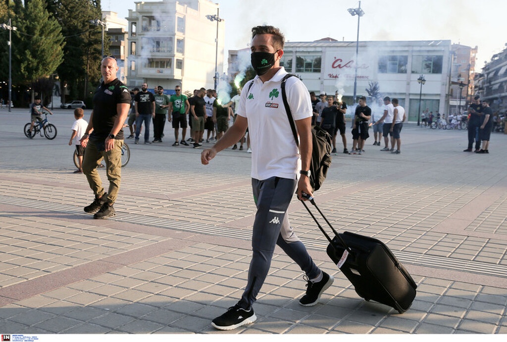 Παναθηναϊκός: Ντόπες των οπαδών με καπνογόνα στην Τρίπολη (photos)