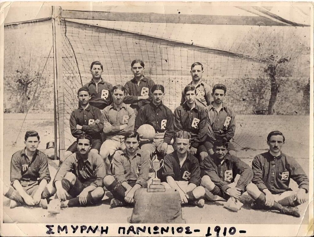 Η ομάδα ποδοσφαίρου το 1910 στη Σμύρνη...