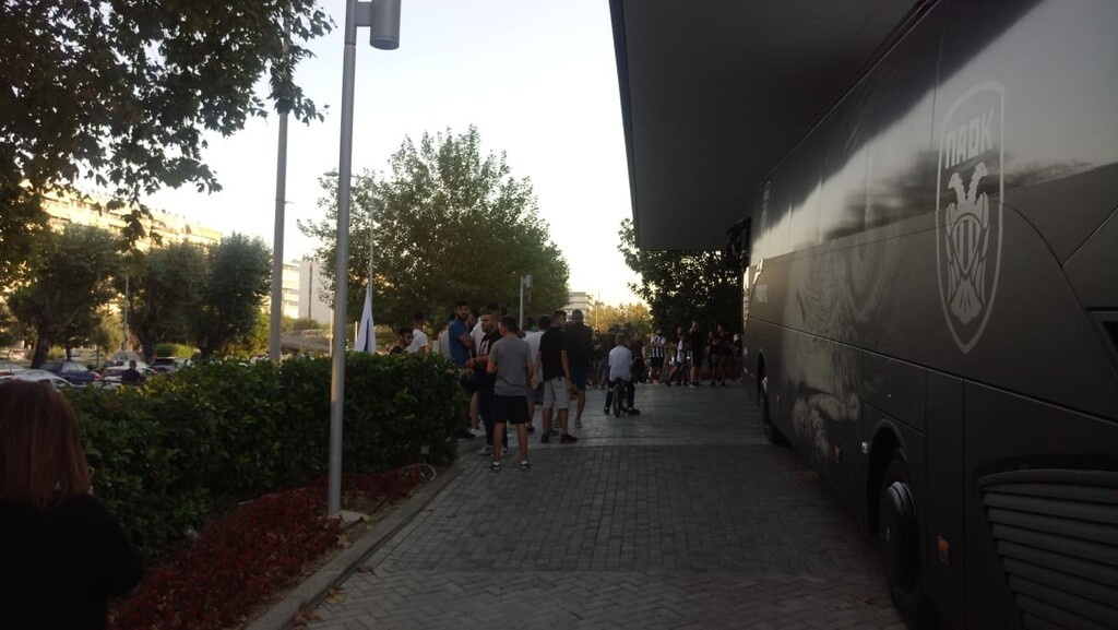 ΠΑΟΚ-Μπενφίκα: Ατύχημα με μηχανάκι μετά την αποθέωση στο ξενοδοχείο (photos+video)