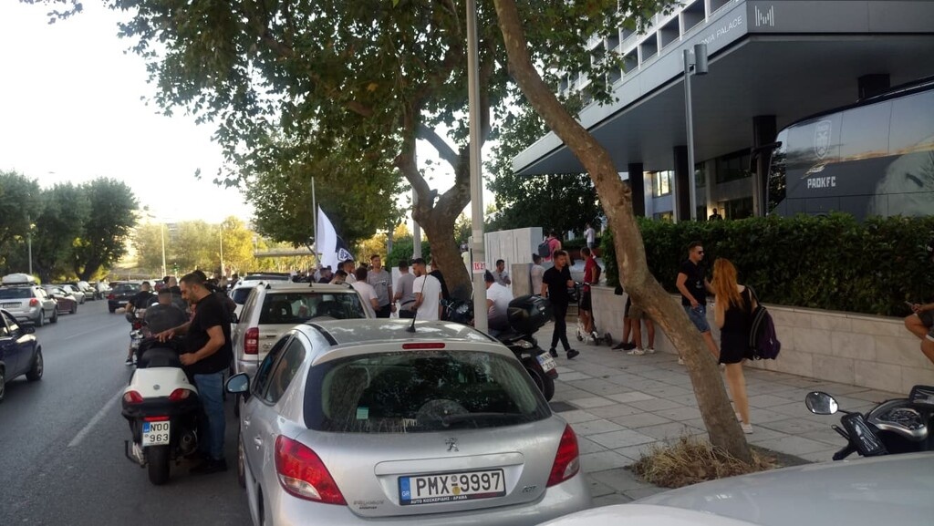 ΠΑΟΚ-Μπενφίκα: Έκαναν... Τούμπα το Μακεδονία Παλάς - Χαμός και τρέλα στους δρόμους (video)