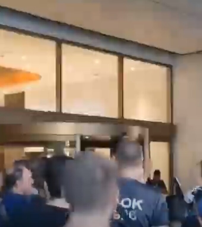 ΠΑΟΚ-Μπενφίκα: Έκαναν... Τούμπα το Μακεδονία Παλάς - Χαμός και τρέλα στους δρόμους (video)