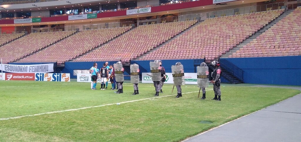 Παίκτες διαμαρτυρήθηκαν στον διαιτητή και η αστυνομία τους… ψέκασε (photos+video)