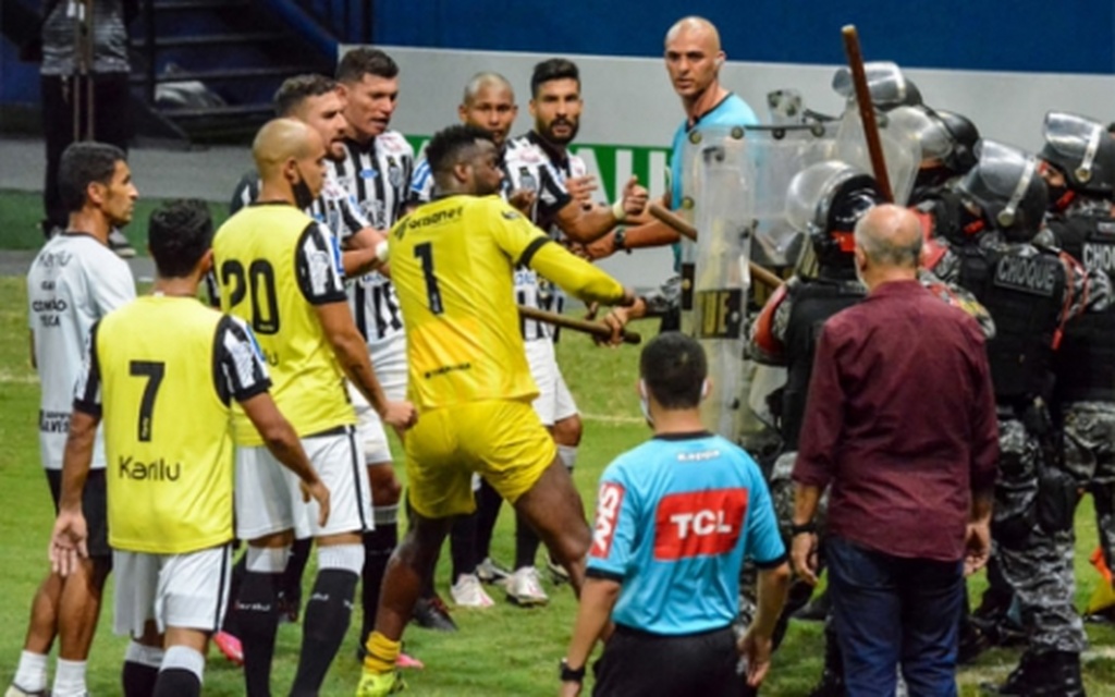 Παίκτες διαμαρτυρήθηκαν στον διαιτητή και η αστυνομία τους… ψέκασε (photos+video)