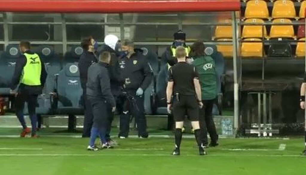 Europa League: Διεκόπη αγώνας λόγω φωτισμού του γηπέδου (photos)