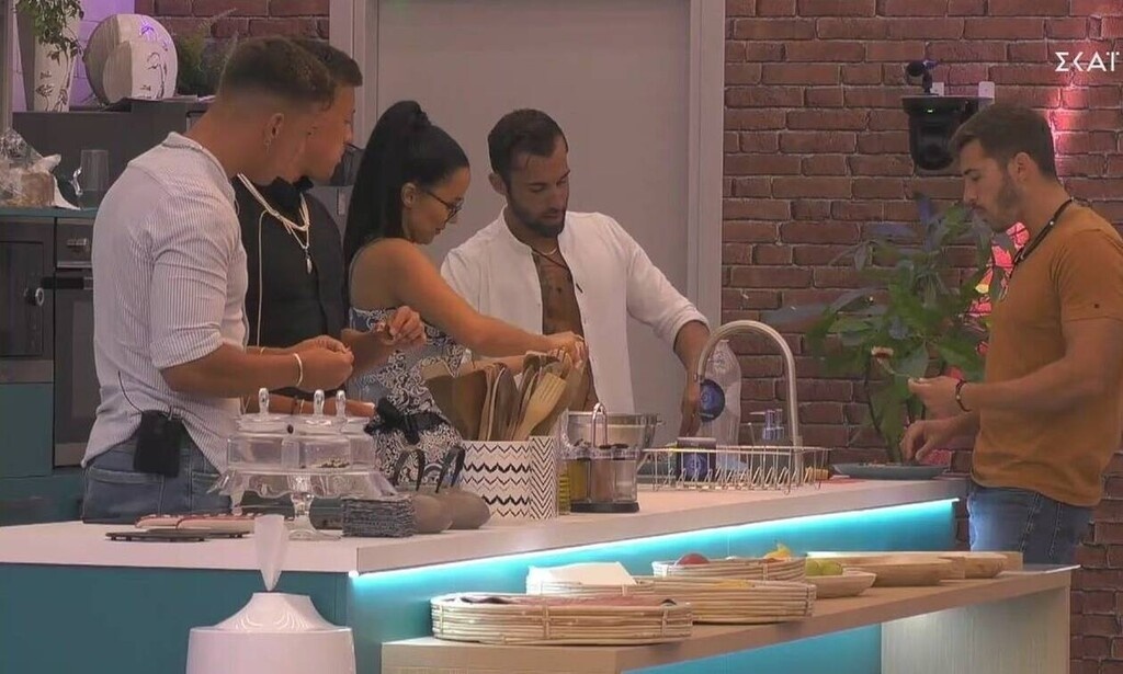 Μάλιστα λίγα λεπτά μετά από την ατάκα αυτή, το Live Streaming σταμάτησε και υπάρχει φημολογία πως μετά κι από αυτό το περιστατικό δεν αποκλείεται να διακοπεί οριστικά.